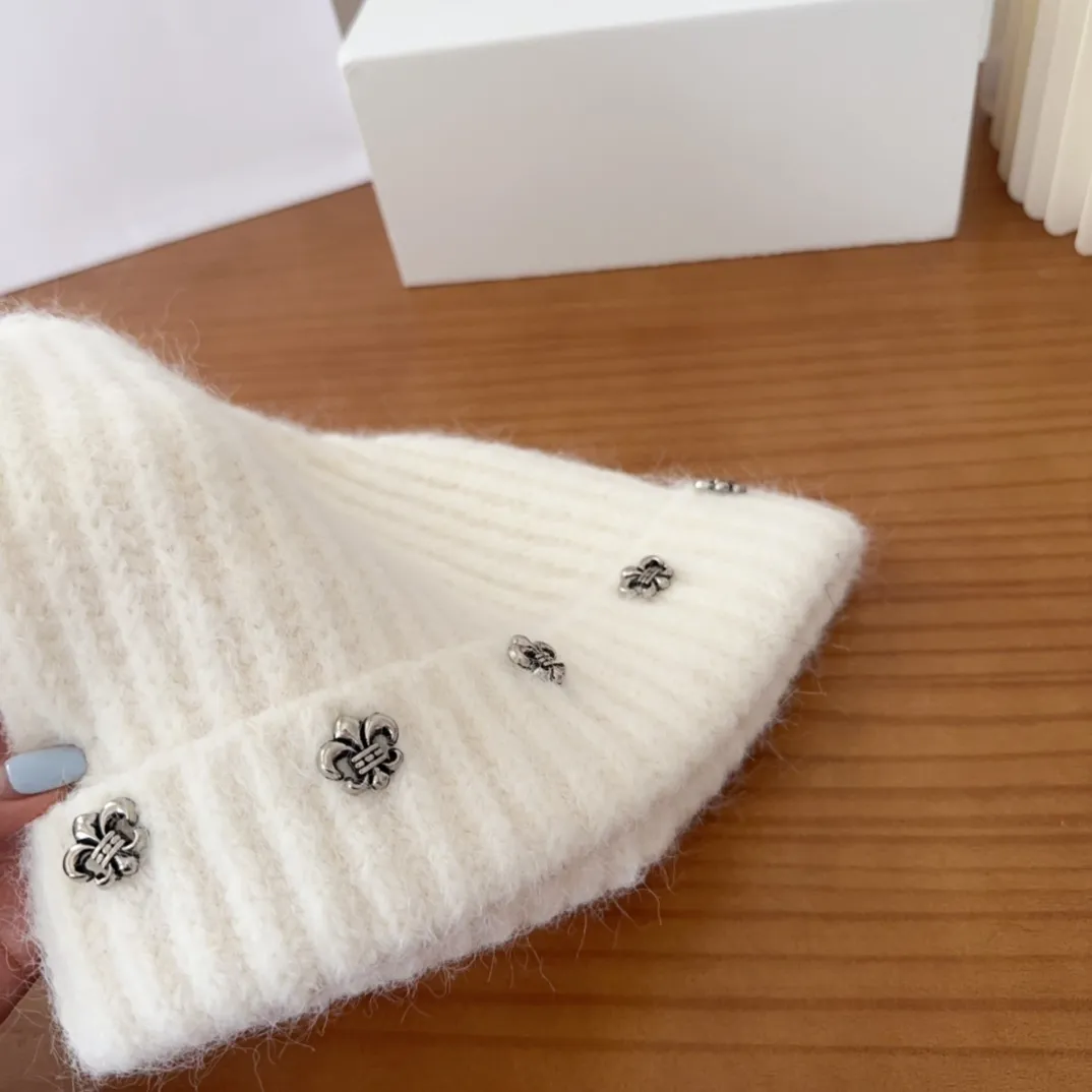 💰56 Crow Heart Autumn and Winter Wool Knitted Beanie This must be a favorite of minimalism. It is clean, neat, fashionable and versatile, and will definitely not be picky about your face shape! A fashionable classic that lasts forever! Fashionable black and white can be purchased together!